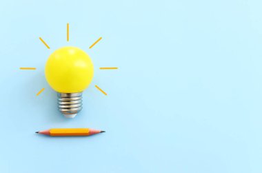 Eğitim konsepti imajı. Yaratıcı fikir ve yenilik. Mavi arkaplan üzerinde ampul metaforu