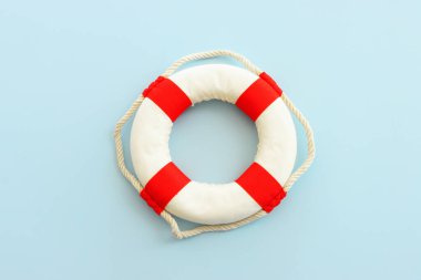 Mavi arkaplan üzerindeki can simidinin en üst görünümü