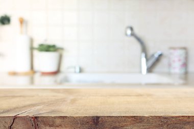 Boş masa tahtası ve odaklanmış modern mutfak arka planı. ürün görüntüleme konsepti