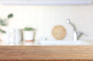 Boş masa tahtası ve odaklanmış modern mutfak arka planı. ürün görüntüleme konsepti
