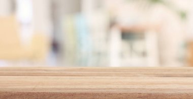 Oturma odasının önündeki tahta boş masa. Ürün gösterimi ve sunumu için