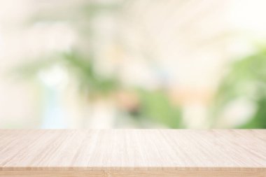 Boş masa tahtası ve kapalı alanda odaklanmış arka plan. ürün görüntüleme konsepti