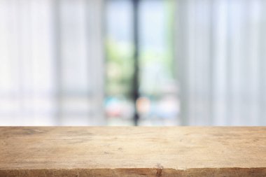 Tahta masa ve bulanık pencere arkaplanı, parlak sabah ışığı. Ürün gösterimi ya da maketi