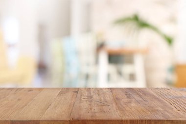 Oturma odasının önündeki tahta boş masa. Ürün gösterimi ve sunumu için