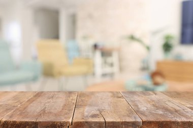 Oturma odasının önündeki tahta boş masa. Ürün gösterimi ve sunumu için
