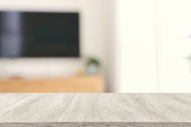 Oturma odasının önündeki tahta boş masa. Ürün gösterimi ve sunumu için
