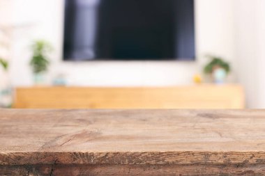 Oturma odasının önündeki tahta boş masa. Ürün gösterimi ve sunumu için