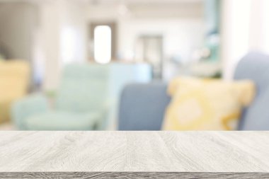 Oturma odasının önündeki tahta boş masa. Ürün gösterimi ve sunumu için