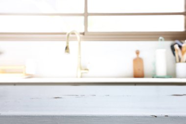 Boş masa tahtası ve odaklanmış modern mutfak arka planı. ürün görüntüleme konsepti