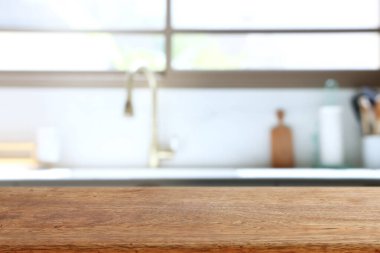 Boş masa tahtası ve odaklanmış modern mutfak arka planı. ürün görüntüleme konsepti