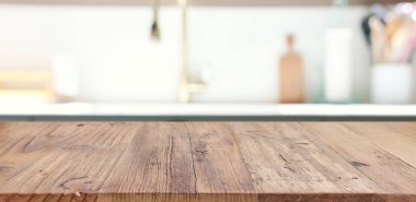 Boş masa tahtası ve odaklanmış modern mutfak arka planı. ürün görüntüleme konsepti