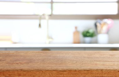 Boş masa tahtası ve odaklanmış modern mutfak arka planı. ürün görüntüleme konsepti