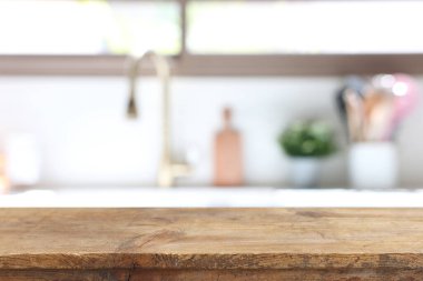 Boş masa tahtası ve odaklanmış modern mutfak arka planı. ürün görüntüleme konsepti