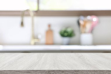 Boş masa tahtası ve odaklanmış modern mutfak arka planı. ürün görüntüleme konsepti