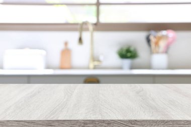 Boş masa tahtası ve odaklanmış modern mutfak arka planı. ürün görüntüleme konsepti