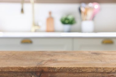 Boş masa tahtası ve odaklanmış modern mutfak arka planı. ürün görüntüleme konsepti