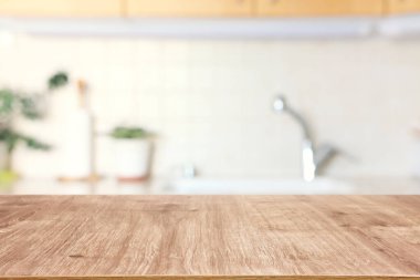 Boş masa tahtası ve odaklanmış modern mutfak arka planı. ürün görüntüleme konsepti