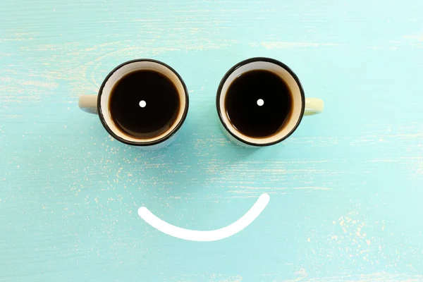 Horní Pohled Obraz Šálků Kávy Usmívající Tvář Přes Modrý Dřevěný — Stock fotografie