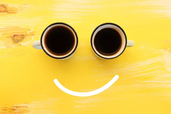 Top View Image Coffee Cups Smiling Face Yellow Wooden Table — Stock fotografie