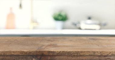 Boş masa tahtası ve odaklanmış modern mutfak arka planı. ürün görüntüleme konsepti