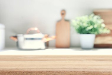 Boş masa tahtası ve odaklanmış modern mutfak arka planı. ürün görüntüleme konsepti