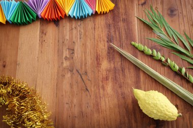 Sukkot Yahudi Festivali. Geleneksel semboller (dört tür): Etrog (citron), lulav (palmiye dalı), hadas (mersin ağacı), arava (söğüt ağacı))