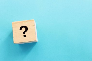 Tahta bloğun üst görünümü ve kağıdın üzerindeki soru işareti