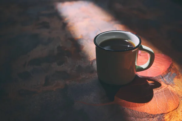 Xícara Café Folhas Caídas Uma Mesa Madeira Outono — Fotografia de Stock