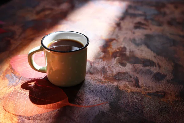 Kopp Kaffe Och Fallna Löv Ett Träbord Hösten — Stockfoto