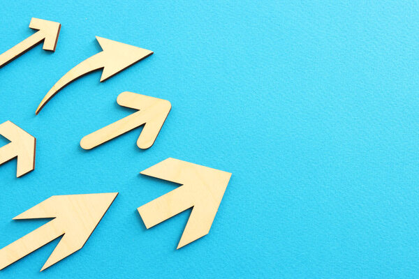 Изображение стрелок на бумажном фоне