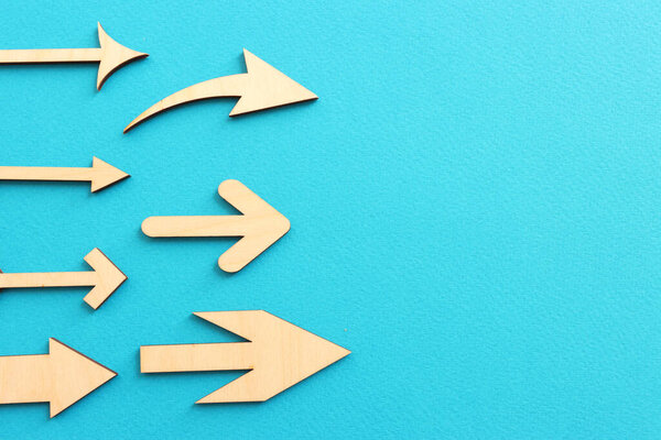 Изображение стрелок на бумажном фоне