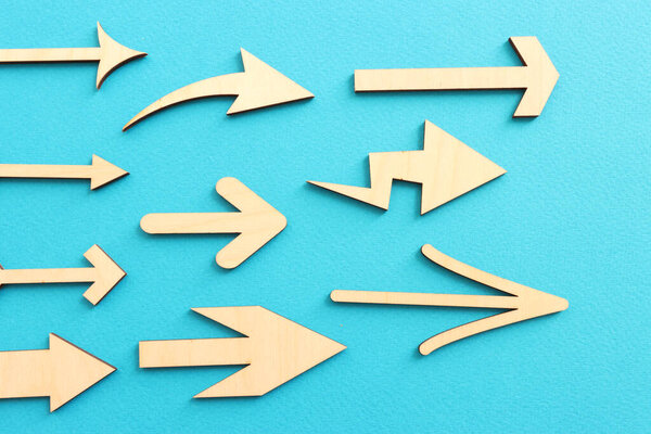 Изображение стрелок на бумажном фоне