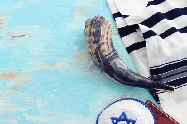 白祷告坛上的Shofar 宗教形象 Rosh Hashanah 犹太人新年假期 Shabbat和Yom Kippur概念 — 图库照片