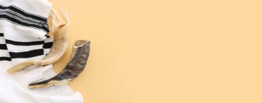 Beyaz dua talitesinde Shofar 'ın (boynuz) dini görüntüsü. Rosh hashanah (Yahudi Yeni Yıl Tatili), Şabat ve Yom kippur kavramı
