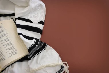 Beyaz dua talitesinin ve kitabın dini görüntüsü. Rosh hashanah (Yahudi Yeni Yıl Tatili), Şabat ve Yom kippur kavramı