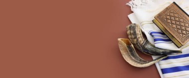 Beyaz dua talitesinde Shofar 'ın (boynuz) dini görüntüsü. Rosh hashanah (Yahudi Yeni Yıl Tatili), Şabat ve Yom kippur kavramı