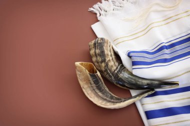 Beyaz dua talitesinde Shofar 'ın (boynuz) dini görüntüsü. Rosh hashanah (Yahudi Yeni Yıl Tatili), Şabat ve Yom kippur kavramı