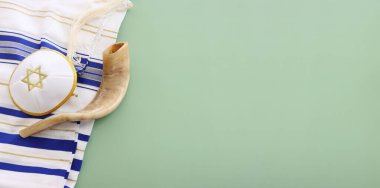 Beyaz dua talitesinde Shofar 'ın (boynuz) dini görüntüsü. Rosh hashanah (Yahudi Yeni Yıl Tatili), Şabat ve Yom kippur kavramı