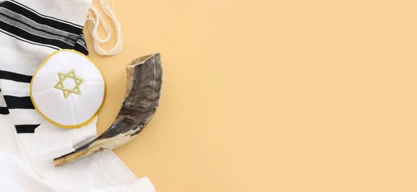 Beyaz Dua Talitesinde Shofar Boynuz Dini Görüntüsü Rosh Hashanah Yahudi — Stok fotoğraf