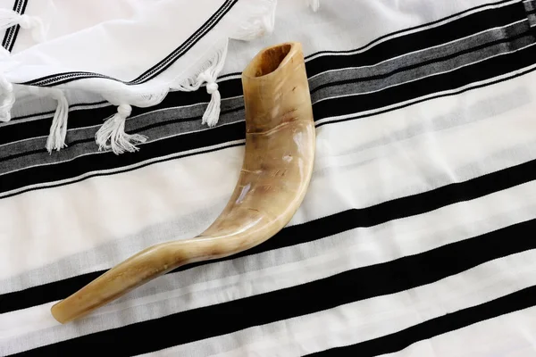 Beyaz Dua Talitesinde Shofar Boynuz Dini Görüntüsü Rosh Hashanah Yahudi — Stok fotoğraf