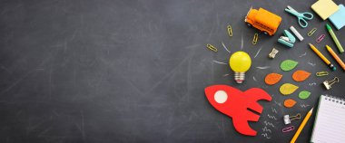 Eğitim. Ahşap masa ve karatahta arka plan üzerinden okul konseptine geri dönelim