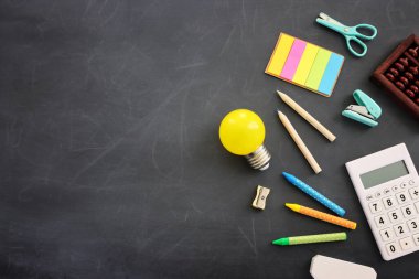 Okul konseptine geri dönelim. Tahta arkaplan üzerinde öğrenci kırtasiyesinin en üst görünümü