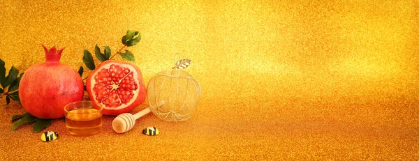 ロッシュハシャナー ユダヤ人の新年の休日 の概念 金の輝きを背景にした伝統的なシンボル — ストック写真