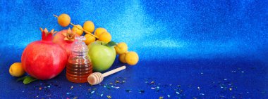 Rosh hashanah (Yahudi Yeni Yıl Tatili) konsepti. Mavi simli arkaplan üzerine geleneksel semboller