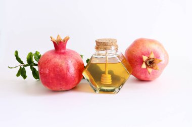 Rosh hashanah (Yahudi Yeni Yıl Tatili) konsepti. Beyaz arkaplan üzerinde geleneksel nar ve bal sembolleri