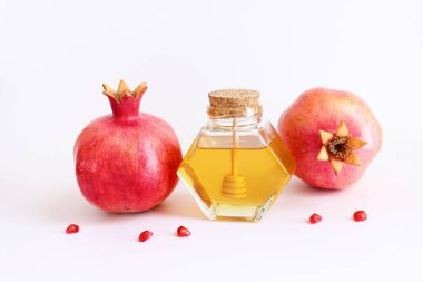 Rosh hashanah (Yahudi Yeni Yıl Tatili) konsepti. Beyaz arkaplan üzerinde geleneksel nar ve bal sembolleri