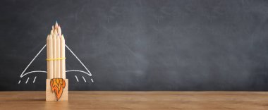 Eğitim. Ahşap masa ve karatahta arka plan üzerinden okul konseptine geri dönelim