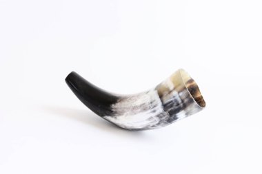 Shofar (boynuz) beyaz üzerinde izole. Rosh hashanah (Yahudi bayramı) konsepti. geleneksel bayram sembolü.