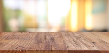 Ahşap masa ve bulanık pencere arkaplanı, akşam gün batımı ışığı. Ürün gösterimi ya da maketi