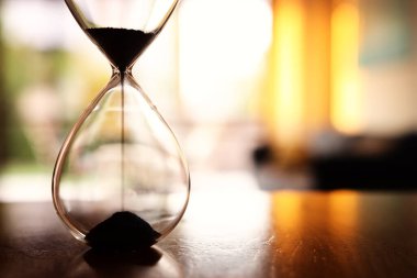 Masanın üzerinde eski bir kum saati